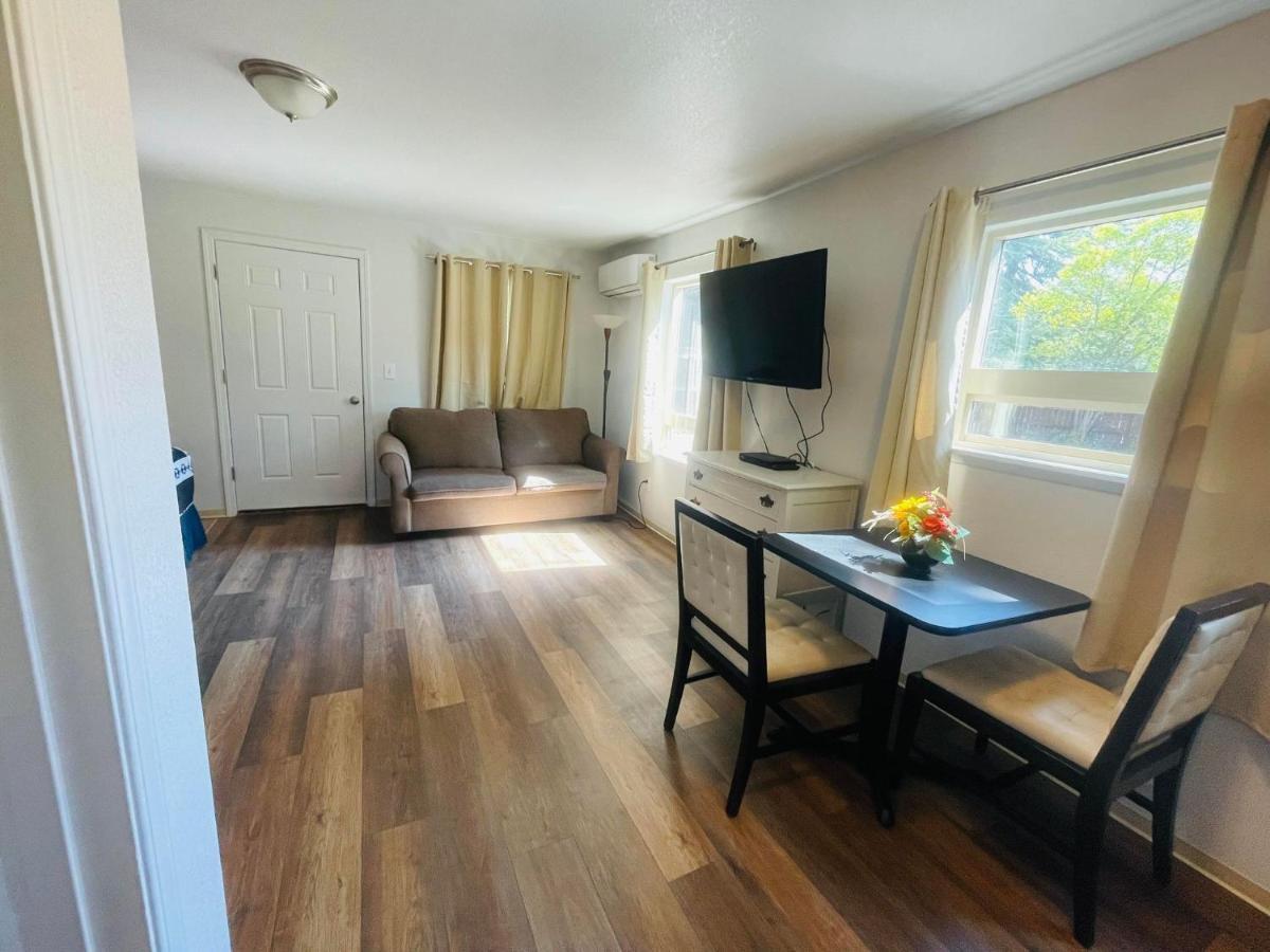 Riverfront Lodging Shady Cove Exterior foto