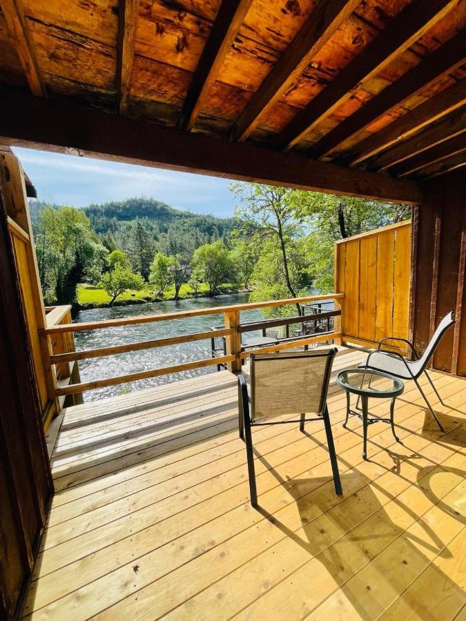 Riverfront Lodging Shady Cove Exterior foto