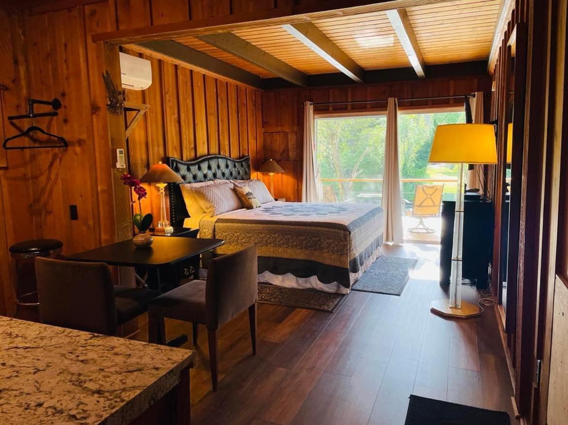Riverfront Lodging Shady Cove Exterior foto
