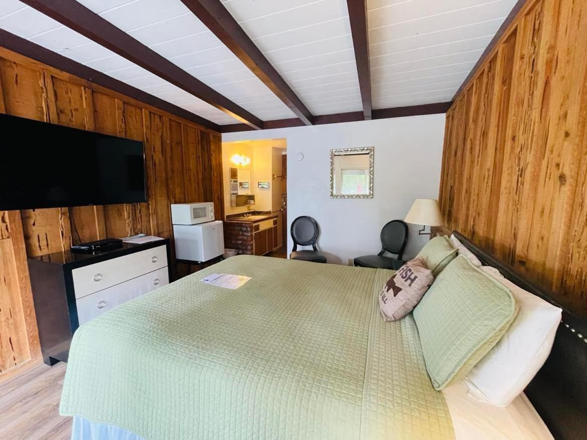 Riverfront Lodging Shady Cove Exterior foto